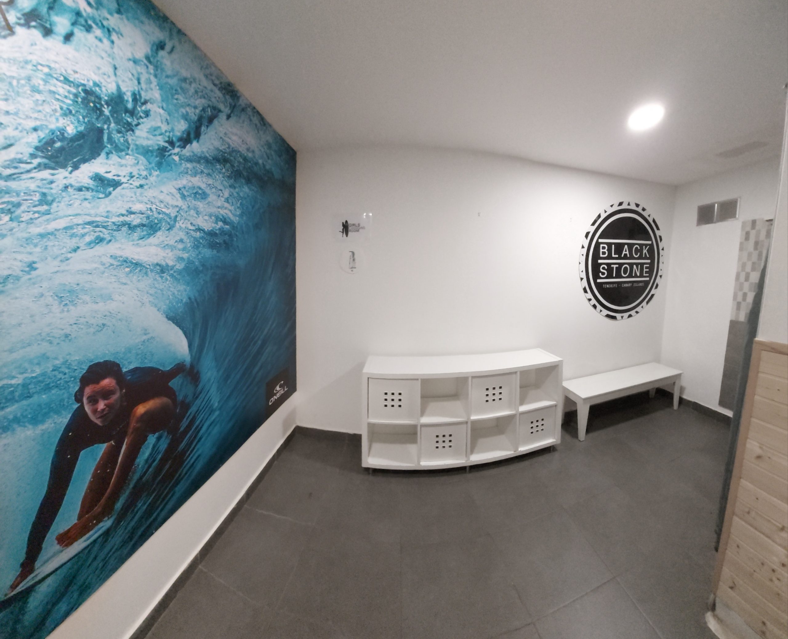 Perfect dressing room, showers and bathrooms of the Blackstone Surf Center in Playa las Américas in Tenerife